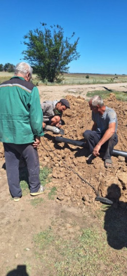 Ремонтные работы на порыве в с.Полековское. Ремонтные работы на порыве в с.Полековское.